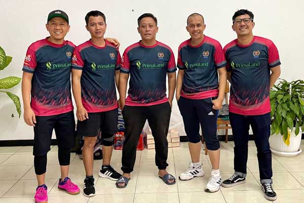 Ketua SIWO Kota Malang (kanan) bersama atlet tenis meja. (ist) - PWI Malang Raya Sabet Juara Tenis Meja HUT ke-110 Kota Malang