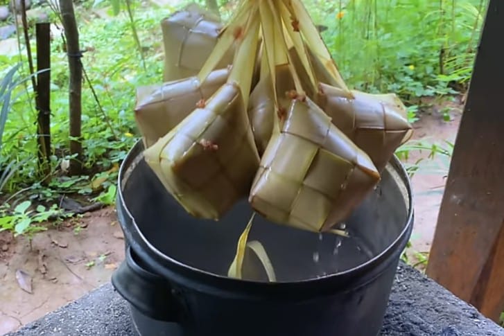 Jelang Rioyo Kupat, Pesanan Ketupat di Batu Meningkat