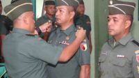 Komandan Kodim Letkol Inf Ubaydillah saat memimpin kenaikan pangkat. (Seru.co.id/udi) - Dandim 0826 Pimpin Upacara Kenaikan Pangkat 14 Prajurit TNI Kodim 0826