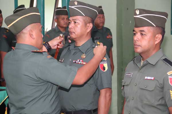 Komandan Kodim Letkol Inf Ubaydillah saat memimpin kenaikan pangkat. (Seru.co.id/udi) - Dandim 0826 Pimpin Upacara Kenaikan Pangkat 14 Prajurit TNI Kodim 0826