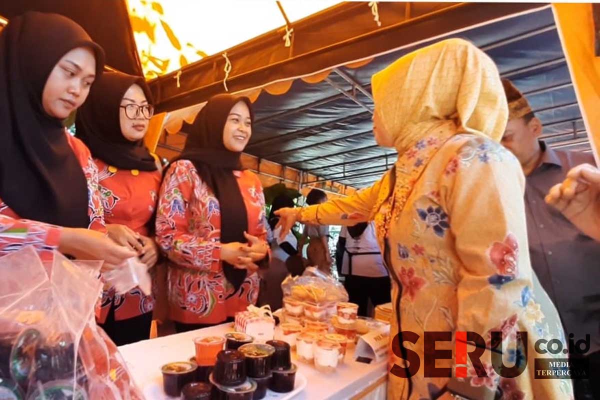 Kunjungan Ketua TP-PKK Kota Batu di stand pameran hasil olahan stroberi. (dik) - Disparta Batu Gelar Festival Stroberi, Launching Paket Wisata Desa Pandanrejo