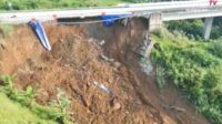 Longsor di Tol Ciawi-Sukabumi (Tol Bocimi) KM 64. (ist) - Longsor Tol Bocimi, Tiga Kendaraan Terdampak, Satu Tertimbun Didasar Jurang
