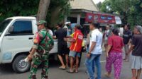 Masyarakat saat mengevakuasi korban sesaat usai kecelakaan. (ist) - Niat Nonton Festival Pegon, Pasutri di Jember Tertimpa Ranting Pohon, Suami Meninggal