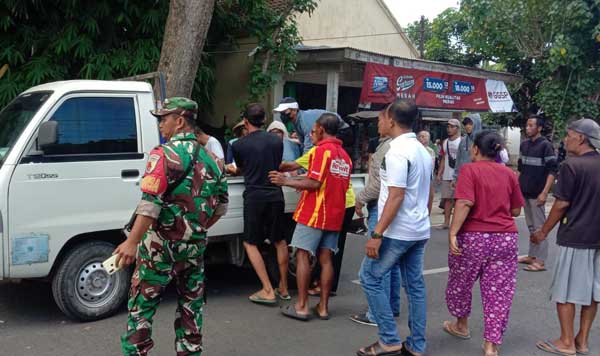 Masyarakat saat mengevakuasi korban sesaat usai kecelakaan. (ist) - Niat Nonton Festival Pegon, Pasutri di Jember Tertimpa Ranting Pohon, Suami Meninggal