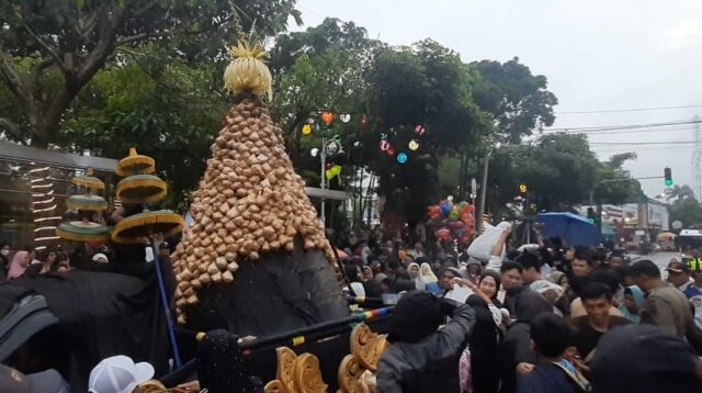 Grebeg Kupat Tumpeng Syawalan Disparta Batu Sedot Ribuan Penonton