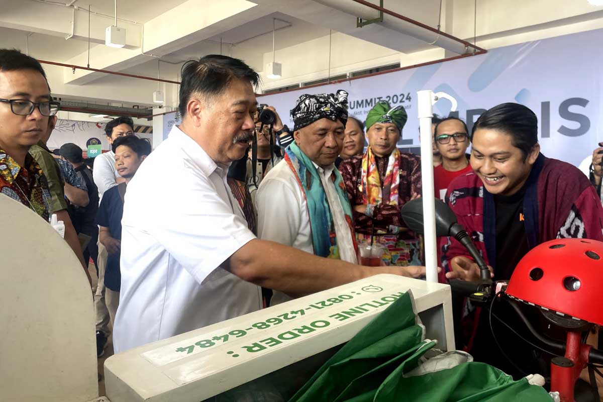 Menteri Koperasi dan UKM RI saat meninjau salah satu UMKM yang sudah menggunakan kendaraan listrik di MCC. (afi) - Menteri Koperasi dan UKM RI Apresiasi MCC, Berharap UMKM Terhubung Industrialisasi