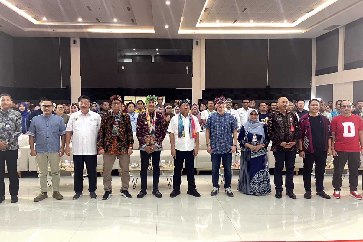 Teten Masduki bersama seluruh peserta PLUT KUMKM Summit 2024. (afi) - Menteri Koperasi dan UKM RI Apresiasi MCC, Berharap UMKM Terhubung Industrialisasi