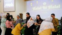 Momen bermaaf-maafan dalam halalbihalal sivitas ITN Malang. (ist) - Momen Halalbihalal Jadi Refleksi Sivitas ITN Malang Berinovasi Wujudkan Delapan CoE