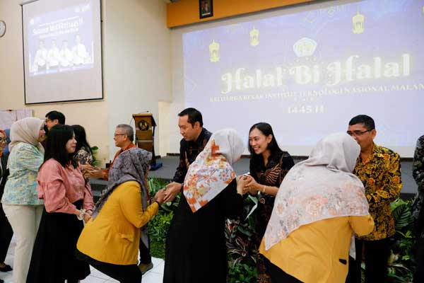 Momen bermaaf-maafan dalam halalbihalal sivitas ITN Malang. (ist) - Momen Halalbihalal Jadi Refleksi Sivitas ITN Malang Berinovasi Wujudkan Delapan CoE