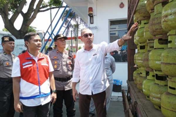Nasim Khan saat Sidak SPBE di Situbondo. (Seru.co.id/aza) - Nasim Khan Sidak SPBE, Tidak Ditemukan Penimbunan LPG Melon di Situbondo