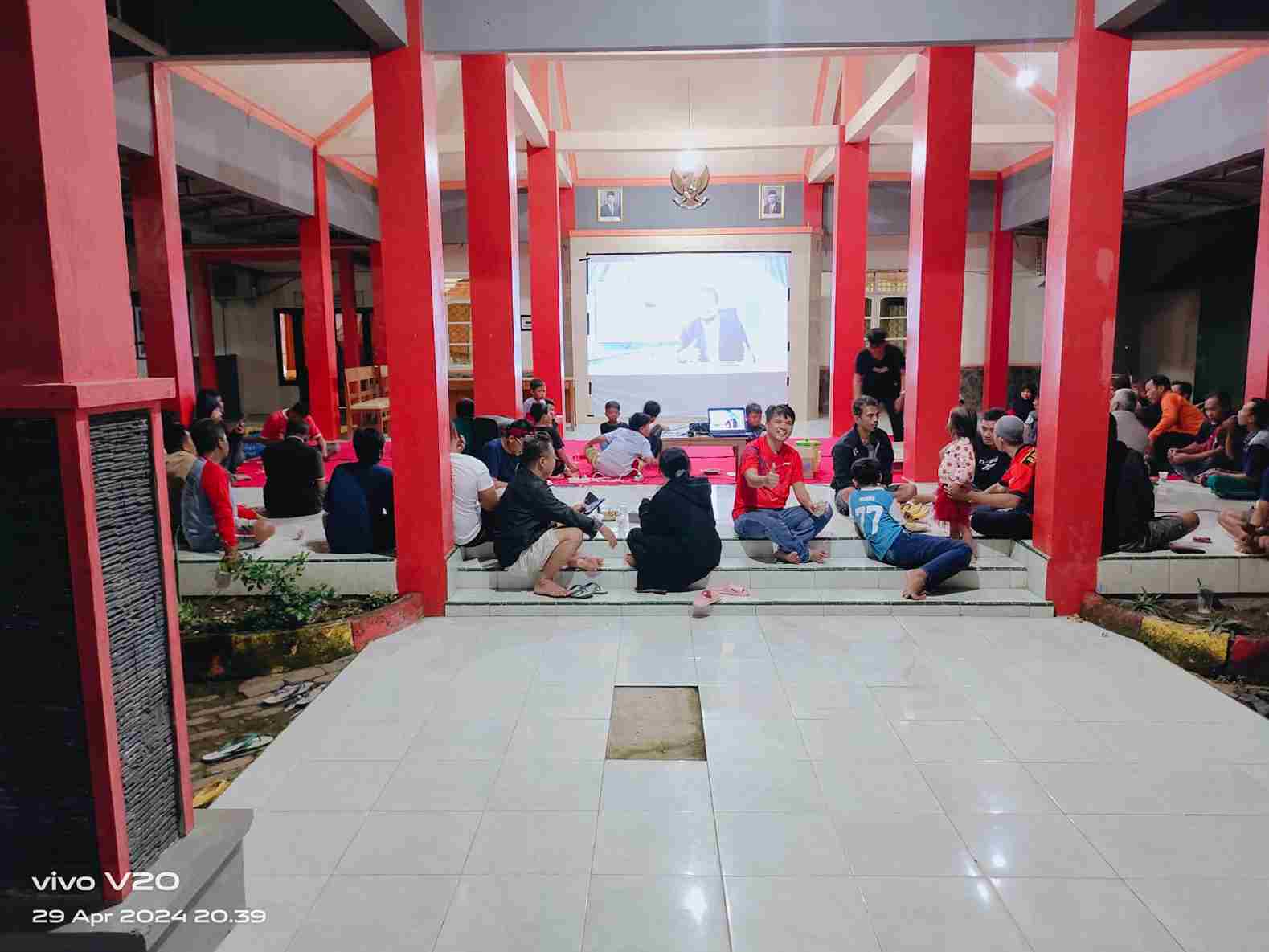 Nobar Timnas, Lurah Werungotok Suguhkan Fasilitas Video Dan Ngopi Bareng