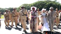Pj Wali Kota Malang, Wahyu Hidayat, memberangkatkan para peserta Pawai Budaya. (wul) - Merawat Sejarah, Pj Wali Kota Malang Bersama OPD dan Masyarakat Pawai Budaya Usung Kolaborasi Kuno-Kini