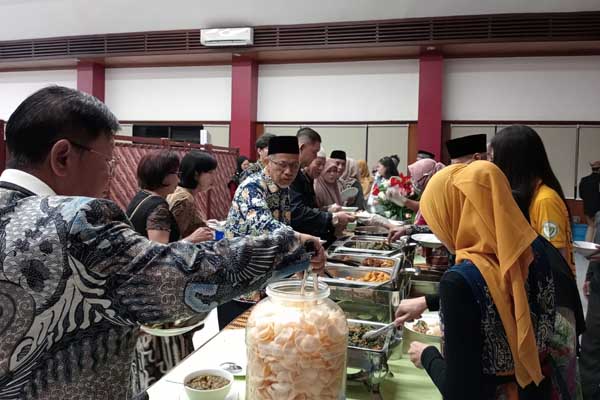 Para hadirin menikmati makanan berbuka puasa. (Seru.co.id/afi) - Rajut Kebersamaan, UMM Gelar Buka Bersama dengan Tokoh Agama dan Masyarakat