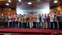 Para petinggi UMM bersama tokoh agama dan masyarakat saat berbuka puasa bersama di Aula BAU UMM. (Seru.co.id/afi) - Rajut Kebersamaan, UMM Gelar Buka Bersama dengan Tokoh Agama dan Masyarakat