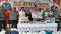 Para tersangka dan barang bukti yang dihadirkan pada konferensi pers di Polres Situbondo. (Seru.co.id/aza) - Polres Situbondo Ungkap 42 Kasus dan Amankan 48 Tersangka Selama Operasi Pekat Semeru 2024