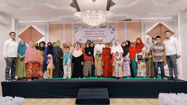 Pegadaian Pamekasan saat memberikan santunan pada anak yatim. (Seru.co.id/udi) - Harlah ke-123, Pegadaian Pamekasan Tawarkan Umroh dan Haji Tanpa Uang