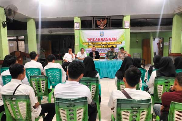 Pelaksanaan ujian seleksi penjaringan dan penyaringan perangkat desa di ruang pendapa Kantor Desa Paowan, Kecamatan Panarukan, Kabupaten Situbondo, Jawa Timur, Rabu (24/4/2024). (Seru.co.id/aza) - Selfy Amelia Nurul Hardianti Lulus Formasi Jabatan Kasi Pelayanan Peroleh Nilai Tertinggi