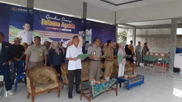 Pembacaan Deklarasi Gerakan Sinergi Performa Agraria di Dusun Kekep, Desa Tulungrejo, Kecamatan Bumiaji, Kota Batu. (Seru.co.id/dik) - Gerakan Sinergi Reforma Agraria di Kota Batu, Dusun Kekep Terima Bantuan Pendampingan UMKM