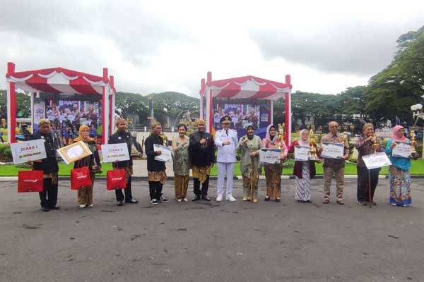 Pemberian penghargaan kepada beberapa elemen masyarakat. (rhd) - Pj Wali Kota Ajak Komunitas Berselaras Wujudkan Kota Malang Berkelas Peringati HUT ke-110