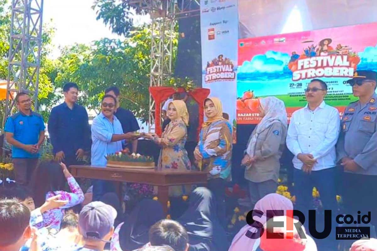 Pemotongan dan penyerahan tumpeng kepada Kades Pandanrejo oleh Ketua TP-PKK Kota Batu. (dik) - Disparta Batu Gelar Festival Stroberi, Launching Paket Wisata Desa Pandanrejo