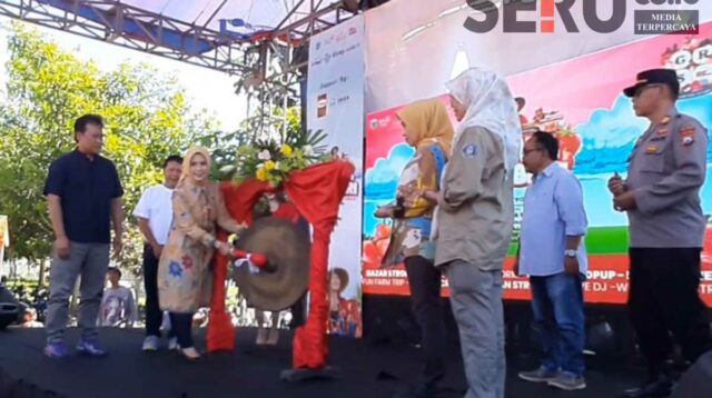 Pemukulan gong oleh Ketua Tim Penggerak PKK (TP-PKK) Batu, tanda dimulainya Festival Stroberi dan Launching Paket Wisata Desa Pandanrejo. (dik) - Disparta Batu Gelar Festival Stroberi, Launching Paket Wisata Desa Pandanrejo
