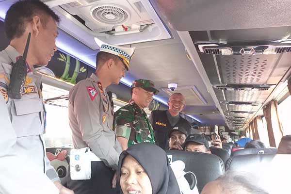 Pengecekan bus dilakukan untuk memastikan keamanan perjalanan. (afi) - Pemkot Malang Berangkatkan 540 Pemudik Ayo Mudik Gratis 2024