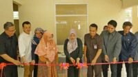 Pengguntingan pita oleh Wakil Rektor sebagai simbolisasi peresmian Gedung Klinik Pratama. (ist) - Tingkatkan Pelayanan Kesehatan, UM Resmikan Gedung Klinik Pratama