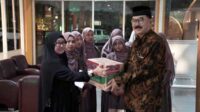 Penyerahan Santunan secara simbolis dari perwakilan pimpinan Jawa Timur Park Group kepada panti asuhan. (ist) - JTP Group Buka Puasa dan Santunan bersama LKSA se-Kota Batu