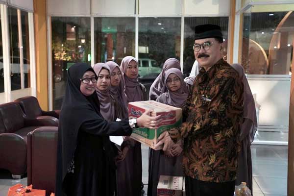 Penyerahan Santunan secara simbolis dari perwakilan pimpinan Jawa Timur Park Group kepada panti asuhan. (ist) - JTP Group Buka Puasa dan Santunan bersama LKSA se-Kota Batu