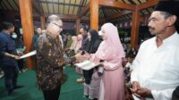 Penyerahan Sertifikat PTSL bagi warga Temas oleh Pj. Wali Kota Batu. (ist) - 210 Warga Temas Akhirnya Terima Sertifikat PTSL