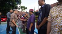 Penyerahan bingkisan lebaran dari Pj Wali Kota Batu kepada para penjaga sekolah secara simbolis. (ist) - Giliran Penjaga Sekolah Dapat Bingkisan Lebaran dari Pj Wali Kota Batu