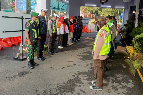 Personel Koramil Klojen jaga keamanan pemudik di pertigaan Stasiun Kota Baru. (ist) - Personel Koramil Klojen Jaga Keamanan Pemudik di Pertigaan Stasiun Kota Baru