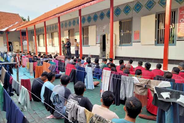 Petugas gabungan antara Rutan Kelas IIB Situbondo, TNI dan Polri, menggeledah seluruh blok hunian Warga Binaan Pemasyarakatan (WBP), Jumat (5/4/2024). (Seru.co.id/aza) - Jelang Hari Raya 2024, Karutan Situbondo bersama TNI, Polri Geledah Blok Hunian WBP