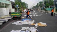 Tenaga Kebersihan DLH Bojonegoro Tetap Bekerja Selama Libur Lebaran Idul Fitri 1445 H