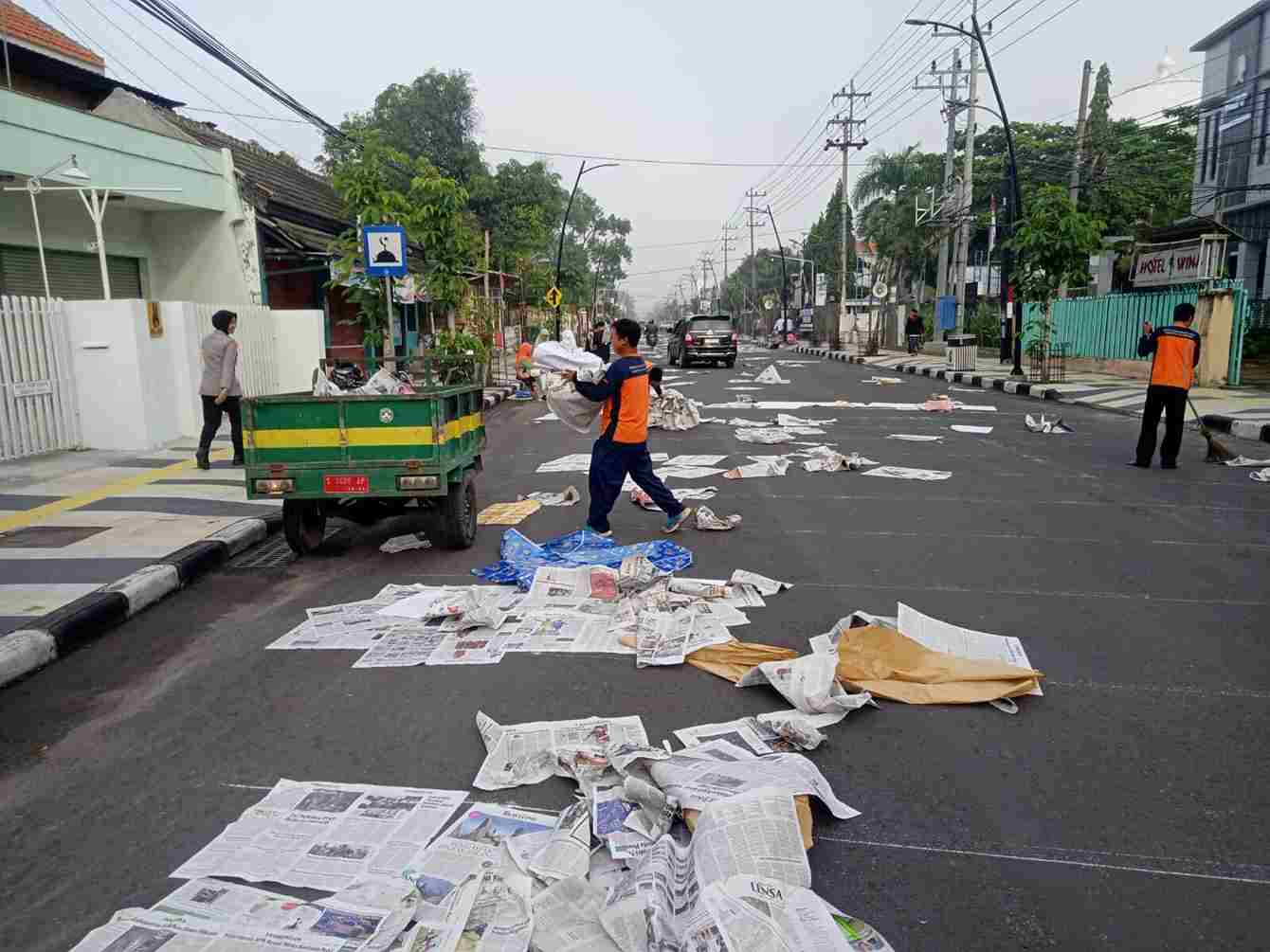 Tenaga Kebersihan DLH Bojonegoro Tetap Bekerja Selama Libur Lebaran Idul Fitri 1445 H
