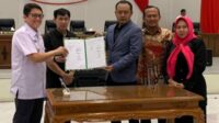 Pj Bupati Bojonegoro Adriyanto menghadiri Rapat Paripurna DPRD Kabupaten Bojonegoro, Rabu (13/3/2024) di Ruang Paripurna Gedung DPRD Jl. Veteran No. 84 Bojonegoro. Dalam paripurna tersebut, Pj Bupati memaparkan Laporan Keterangan Pertanggungjawaban (LKPJ) Bupati Tahun 2023.