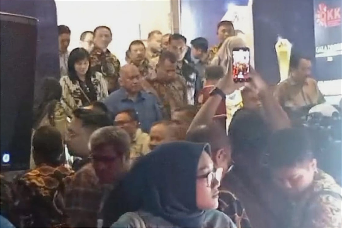 Pj Gubernur bersama rombongan meninggalkan kegiatan HPN Jatim 2024. (amb)