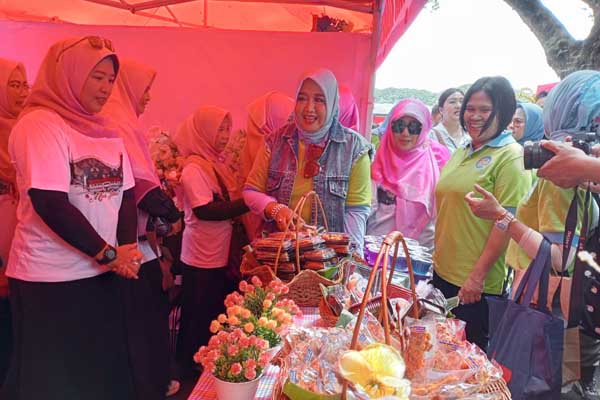 Pj Ketua PKK Kota Malang saat meninjau stand kuliner Kecamatan Klojen. (afi) - TP-PKK Kota Malang Tantang 35 Peserta Racik Makanan Berbahan Tempe, Nila dan Bunga Telang