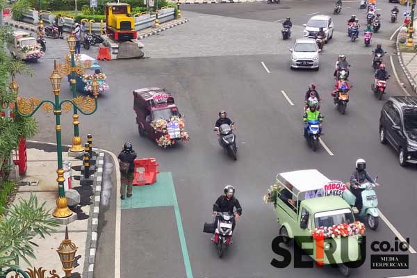 Pj Kota Malang bersama rombongan naik bemo mengelilingi Kota Malang. (rhd) - Pj Wali Kota Naik Bemo Napak Tilas Tempat Bersejarah di Kota Malang