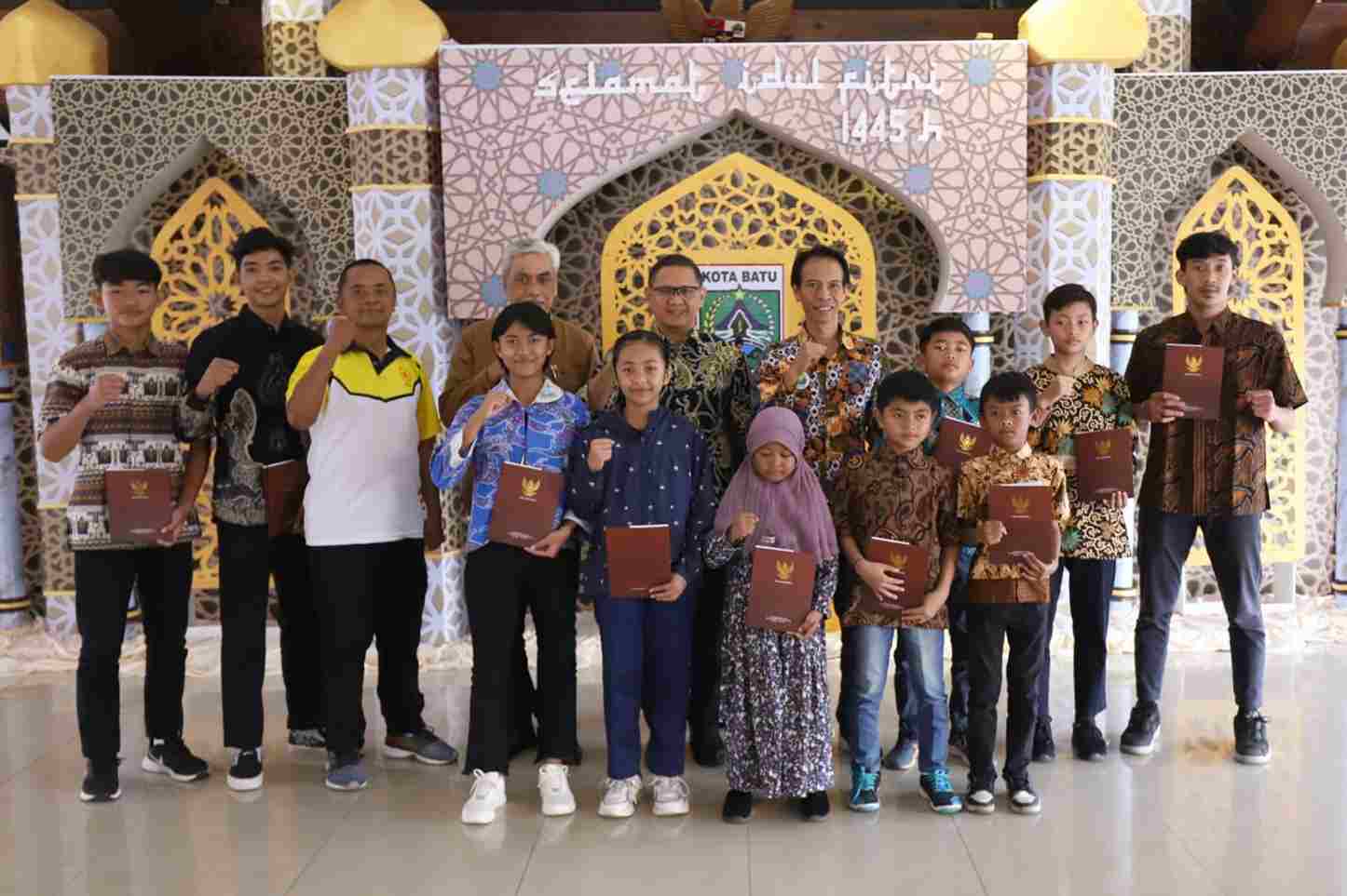 Pj. Wali Kota Batu Serahkan Penghargaan Pemenang Lomba KWB Ramadan Fest dan Kejurkot PBSI