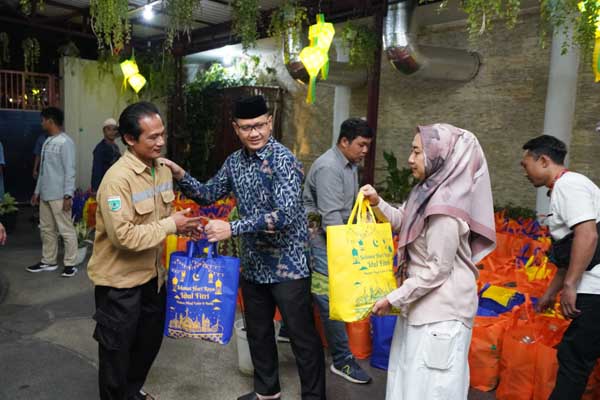 Pj Wali Kota Batu menyerahkan bingkisan Lebaran bagi petugas kebersihan. (ist) - Pj. Wali Kota Batu Ajak Buka Bersama 450 Petugas Kebersihan DLH dan Balai Kota