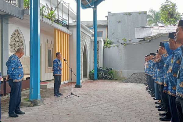 Pj Wali Kota Malang ajak seluruh jajaran Diskopindag memulai semangat kerja pasca libur Lebaran. (Seru.co.id/afi) - Pj Wali Kota Malang Pantau Layanan Diskopindag, Pastikan Stok Bahan Pokok Aman