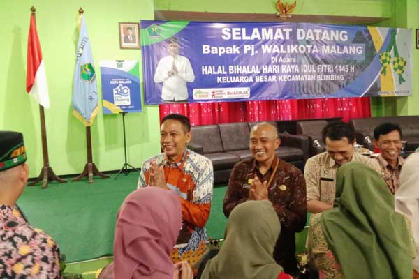 Pj Wali Kota Malang bersalaman dengan masyarakat Kecamatan Blimbing. (mg2) - Pj Wali Kota Malang Halal Bihalal di Lima Kecamatan, Pantau Pelayanan Publik