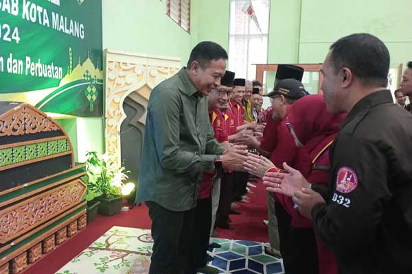 Pj Wali Kota Malang bersalaman dengan seluruh hadirin. (Seru.co.id/afi) - Pj Wali Kota Malang: Gerakan Pramuka Bisa Membentuk Karakter Masyarakat
