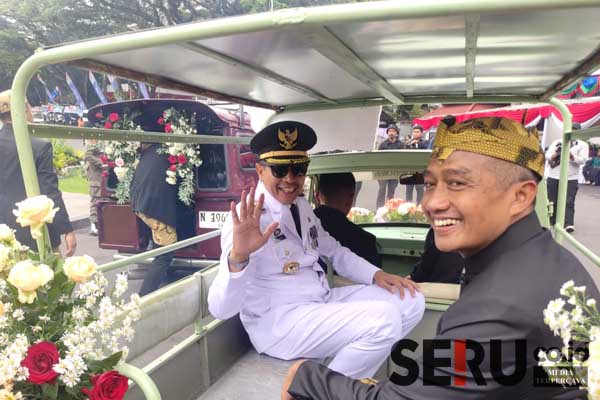 Pj Wali Kota Malang bersama Sekda naik bemo. (rhd) - Pj Wali Kota Naik Bemo Napak Tilas Tempat Bersejarah di Kota Malang