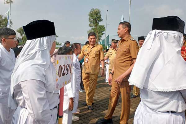 Pj Wali Kota Malang secara simbolis membuka kompetisi olahraga, seni dan busana muslim antar SD se-Kota Malang. (afi) - Pj Wali Kota Malang Cari Bibit Muda Porprov, Melalui Kompetisi FLS2N, O2SN dan FAM