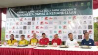 Pj Wali Kota Malang menghadiri jumpa pers di lapangan sepak bola UB Dieng. (afi) - Pj Wali Kota Malang Apresiasi Pertandingan Antar Legend Malang Raya dan Surabaya, untuk Perdamaian dan Kemanusiaan