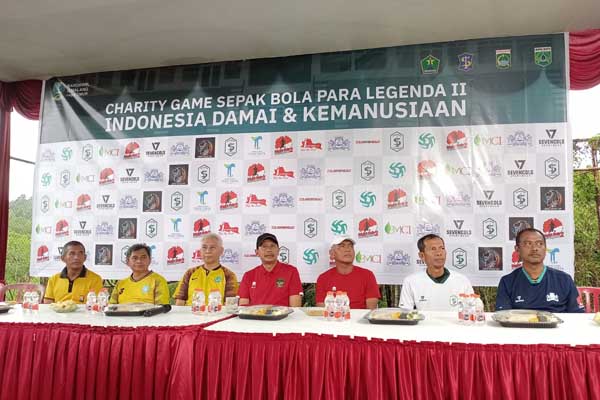 Pj Wali Kota Malang menghadiri jumpa pers di lapangan sepak bola UB Dieng. (afi) - Pj Wali Kota Malang Apresiasi Pertandingan Antar Legend Malang Raya dan Surabaya, untuk Perdamaian dan Kemanusiaan