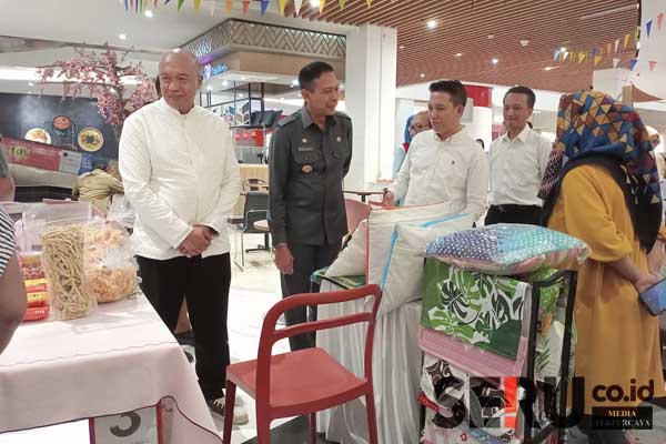 Pj Wali Kota Malang mengunjungi salah satu UMKM di Malang Raya Shopping Adventure 2024. (Seru.co.id/afi) - Pj Wali Kota Malang Berselaras Bersama APPBI Malang Gelar Malang Raya Shopping Adventure 2024