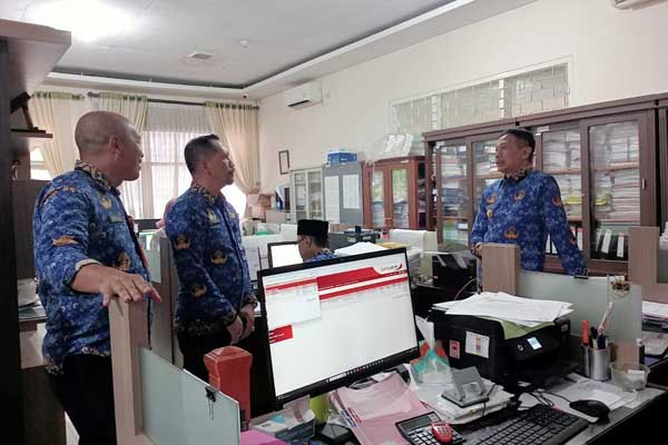 Pj Wali Kota Malang meninjau pelayanan publik di kantor Diskopindag. (Seru.co.id/afi) - Pj Wali Kota Malang Pantau Layanan Diskopindag, Pastikan Stok Bahan Pokok Aman